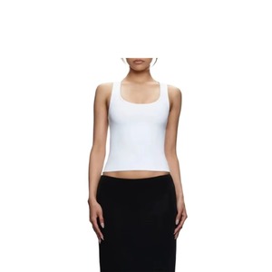 Camiseta Deportiva Corta de Compresión para Mujer, Ligera, Transpirable, de Secado Rápido, con Relleno y Logotipo Frontal, Personalizable al Por Mayor - Product Image 1