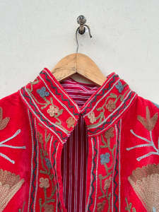 Chaqueta Corta de Terciopelo de Lujo para Mujer con Diseño Suzani Bordado a Mano, Mangas Largas, Estilo Gitano para Otoño e Invierno - Product Image 2