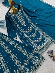 Kurti en Chanderi à ourlet festonné fini à la main, avec broderie ajourée et fil d'argent Zari, accompagné d'un pantalon évasé - Product Image 6
