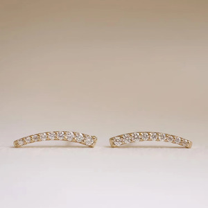 Pendientes de Oro Amarillo con Barra Curva y Diamantes Cultivados en Laboratorio - Product Image 1