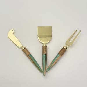 Couteau à fromage de table en acier inoxydable avec manche en bois et résine, finition PVD dorée, outils à fromage en gros - Product Image 3