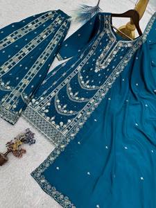 Vente en gros de costumes Sharara en soie Chanderi brodés par des designers pakistanais, bleu paon, 3 pièces - Product Image 3