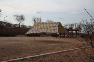 ผ้าใบกันแดด CAMPTOWN HEXA TARP F/T แบบพิมพ์ลาย สำหรับตั้งแคมป์ กันรังสียูวี กันน้ำ ใช้เป็นที่พักพิงกลางแจ้ง กันแดด สำหรับปิกนิกและการเดินทาง - Product Image 5
