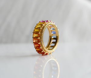 Anillo de Eternidad Completo Chroma Arch Rainbow de Oro Amarillo de 18K con Zafiros Naturales Multicolor Corte Baguette - Product Image 1