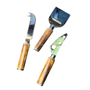 Juego de Cuchillos para Queso Artesanal de 3 Piezas con Mangos de Madera Natural y Hojas de Acero Inoxidable Pulido - Product Image 1