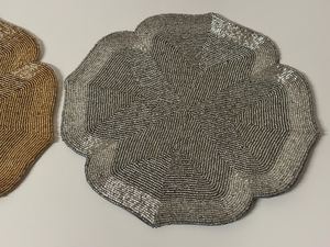 Set de table en forme de fleur perlée fait main, design glamour or et argent, napperons décoratifs et sous-plats - Product Image 3