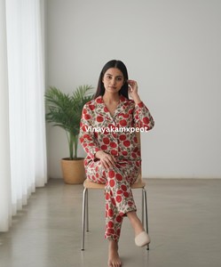 Elegante Conjunto de Pijama de Algodón con Estampado Floral Hecho a Mano para Mujer, Ropa de Dormir Sostenible con Diseño Tradicional Indio Sanganeri de Rosas Rojas - Product Image 5