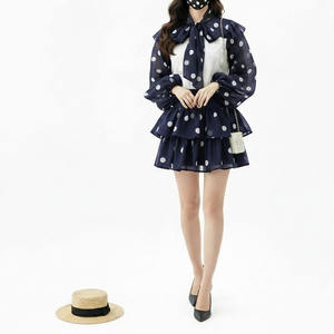 Conjunto de faldas personalizadas para mujer, top corto con capucha y estampado de logotipo informal, conjunto de faldas con capucha para invierno - Product Image 2