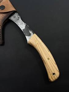 Hache viking en acier carbone forgé à la main avec manche en bois de noyer : hache de camping - Product Image 3
