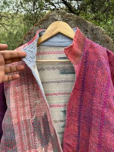 Chaqueta Kantha de Algodón Hecha a Mano para Mujer – Abrigo Acolchado Único con Parches de Sari Vintage, Prenda Étnica Boho Ligera - Product Image 2