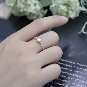 Anillo de Compromiso de Oro de 18K con Diamantes para Mujer, Corte Brillante Redondo, Engaste de Garras, Banda con Pavé, Diseño Cruzado, Estilo Clásico - Product Image 4