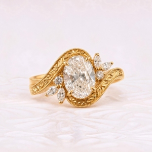 Anillo Art Deco Vintage Hecho a Mano, Anillo de Compromiso con Diamante CVD de Corte Ovalado, Anillo con Grabado a Mano de Hojas, Anillo Bypass de Oro Amarillo de 18K - Product Image 1