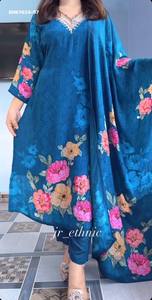 Ensemble Kurti-Pant-Dupatta de haute qualité en soie avec imprimé floral numérique et détails faits main, col en V et coupe droite - Exportateur indien - Product Image 2