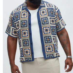 Chemise décontractée à manches courtes en tricot pour homme, col en V, motif géométrique, coupe régulière, coordonnée avec un pantalon blanc - Product Image 2