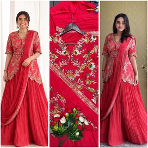 Conjunto de Lehenga Rojo Bordado con Falda Plisada de Corte Acampanado y Dupatta, Vestido Maxi de Fiesta con Cuello en V y Manga Corta - Product Image 5