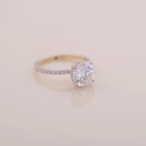 Anillo de Compromiso con Diamante Cultivado en Laboratorio de 1.02 Quilates, Corte Redondo, con Banda Pavé en Oro Amarillo, Blanco y Rosa de 18K - Product Image 2