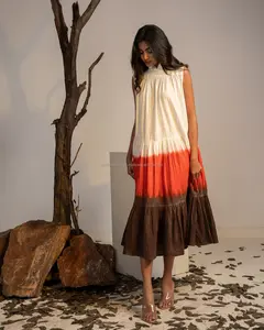 Colorido, suave y elegante Vestido corto de rayón Tie Dye para mujer Trabajo de cuello de diseñador con manga corta Vestido de verano y playa - Product Image 2