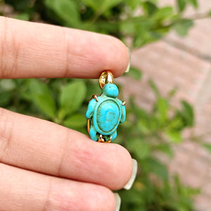 Colgante de Tortuga Turquesa Inspirado en el Océano, Chapado en Oro de 18K, con Marco de Latón, Hecho a Mano para Niños - Product Image 2