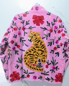 Veste en velours rose pâle brodée à la main avec des motifs de tigre doré et floraux, style bohème, confectionnée avec expertise, pour femmes - Product Image 4