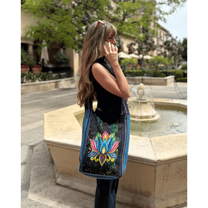 Borsa Hobo Lotus Fatta a Mano per Donna, Elegante e Alla Moda Borsa a Spalla - Product Image 6