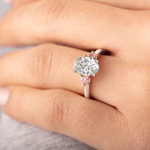 Anillo de Compromiso de Tres Piedras con Diamante Cultivado en Laboratorio de Corte Ovalado de 5.75CT, Oro Blanco de 14K, Joyería Fina de Lujo Personalizada al por Mayor - Product Image 3