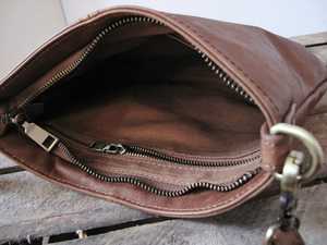 กระเป๋าโท้ทหนังแท้สไตล์วินเทจสำหรับทุกเพศ พร้อมซิปสีพื้นทำมือ  จุของได้เยอะ สะพายไหล่ รุ่น LTB-0266 - Product Image 6