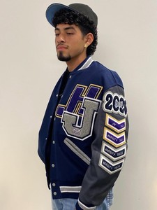 Veste universitaire bleue élégante de qualité supérieure avec patchwork personnalisé, détails brodés, bordures côtelées et boutons intégraux personnalisés - Product Image 2