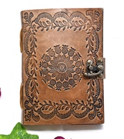 Carnet en cuir véritable fait main, rectangulaire, gaufré avec un design écologique et fermeture à cadenas vintage par Agate Export, idéal pour un cadeau