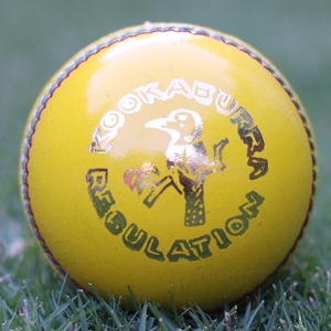 Balles de cricket d'intérieur Kookaburra en cuir de vache de qualité supérieure, personnalisées, 112g, en cuir souple jaune, pour entraînement et matchs. - Product Image 4