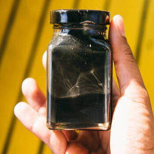 Résine de Shilajit Indien Toutes Saisons en Poudre Végétale Qualité Alimentaire Contenant en Verre Grossistes Explorant des Concepts d'Emballage Attrayants - Product Image 1