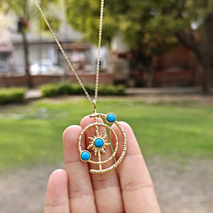 Collier pendentif orbite solaire en laiton plaqué or 18 carats avec pierres rondes turquoise bleues, inspiré de l'espace, chaîne réglable pour femme - Product Image 4