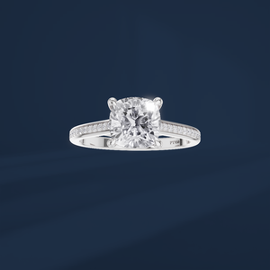 Bague de fiançailles pour femme en platine PT950 avec diamant taille coussin brillant et diamants latéraux couleur D, style classique, certifiée IGI - Product Image 1