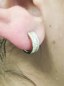 Boucles d'oreilles créoles de luxe en or jaune 14K avec diamants taille baguette et taille rond brillant, 0,48 carat, sertissage en canal naturel - Product Image 3