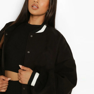 Vestes universitaires en cuir pour femmes, logo personnalisé OEM, streetwear, vestes universitaires pour femmes à épaules tombantes, haute qualité, personnalisables - Product Image 4