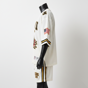 Conjunto corto de jersey de malla de poliéster suave de 220 GSM, negro y dorado, estilo atlético, con panel de rayas y logotipo estampado en serigrafía. - Product Image 3