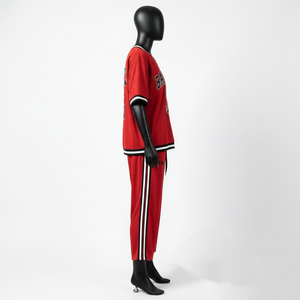 Conjunto de pantalones de malla de poliéster premium de 180 GSM con cuello y mangas con ribete en contraste rojo, panel lateral con franja y logo para mujer. - Product Image 3