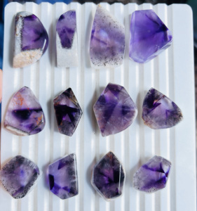 Tranches d'améthyste naturelles de qualité supérieure, faites à la main, avec druse de cristal, cabochons en améthyste, pierres précieuses en vrac de haute qualité pour la fabrication de bijoux - Product Image 3