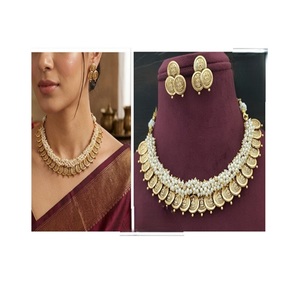 Ensemble collier ras-de-cou et boucles d'oreilles en laiton plaqué or de qualité supérieure, serti de moissanite, style antique, collection pour mariage - Product Image 1