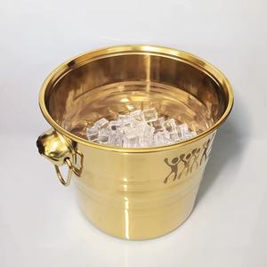 Cubeta para hielo metálica de tonos cálidos y llamativos, diseñada para complementar los accesorios modernos de cocina y bar. - Product Image 3