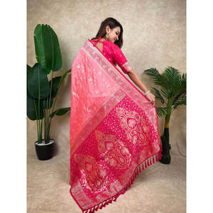 Sari de Seda Banarasi Rosa de Última Moda para Mujer, Diseño Floral Tejido con Zari Tradicional, para Fiestas, Bodas, Estilo Étnico - Product Image 3