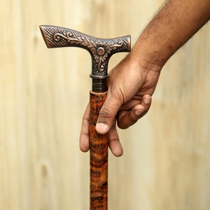 Bâtons de marche rustiques modernes en bois naturel écologique avec poignée en laiton poli, idéaux pour les cadeaux - Product Image 2