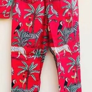 Conjunto de Pijama con Estampado Animal Rojo, Manga Larga, Cuello Camisero, Corte Holgado, Ropa de Dormir para Mujer, Ropa de Verano - Product Image 4