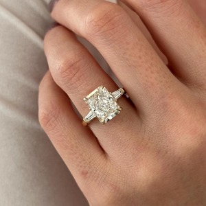 Bague de fiançailles de luxe en or jaune 14 carats avec diamant de laboratoire allongé radiant de 5 carats, pureté E VVS2, trois pierres, certifiée IGI, tendance - Product Image 3