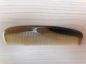 Peigne à cheveux artisanal traditionnel en corne biologique, style Love, lisse, poli, anti-casse, démêlant pour cheveux épais et naturels - Product Image 5