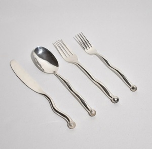 Ensemble de couverts en acier inoxydable au design moderne, finition miroir argenté, ensemble de 4 avec poignée torsadée, prix raisonnable - Product Image 2