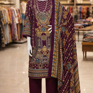 ชุดสาหรี่กะมีซสีม่วงพิมพ์ลายแบบปากีสถาน ยาวคลุมพื้น สไตล์โมเดิร์นผสมผสานความดั้งเดิม พร้อมผ้าคลุมไหล่ลายประณีต เหมาะสำหรับงานปาร์ตี้ - Product Image 2