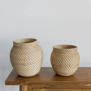 Vase sphérique en rotin tressé, orné de garnitures en cuir brun foncé, vendu en lot, disponible à prix de gros. - Product Image 6