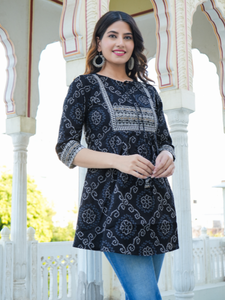 Ensemble Kurta d'été en coton imprimé Bandhej pour femme, coupe évasée et droite, style Anarkali, avec pantalon et dupatta, vente en gros - Product Image 3