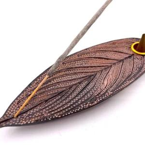 Hermoso Porta Incienso de Agarwood con Forma de Hoja en Madera Roja con Aroma a Bergamota y Fresa - Product Image 2