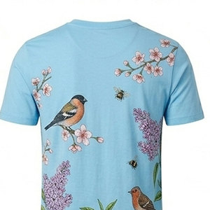 Camiseta de manga corta con estampado floral azul claro, cuello redondo, corte regular, estilo casual de algodón con diseño de pájaros y flores. - Product Image 5